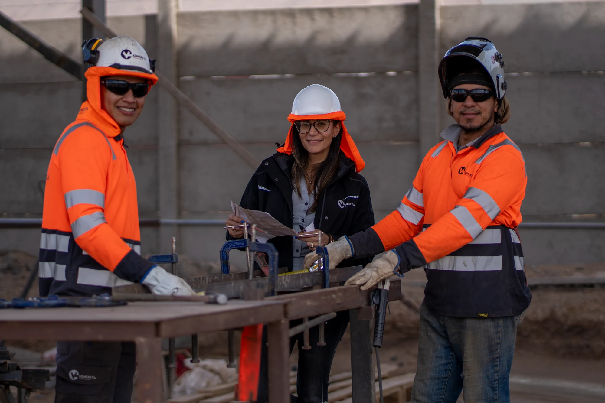 Equipo de Koncreta trabajando en faena junto a piezas de hormigón prefabricado